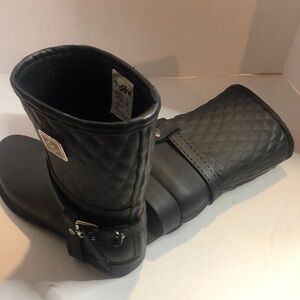 Woman’s black fall Dav Black Quilted Rubber Waterproof Rain Boots Size 11
